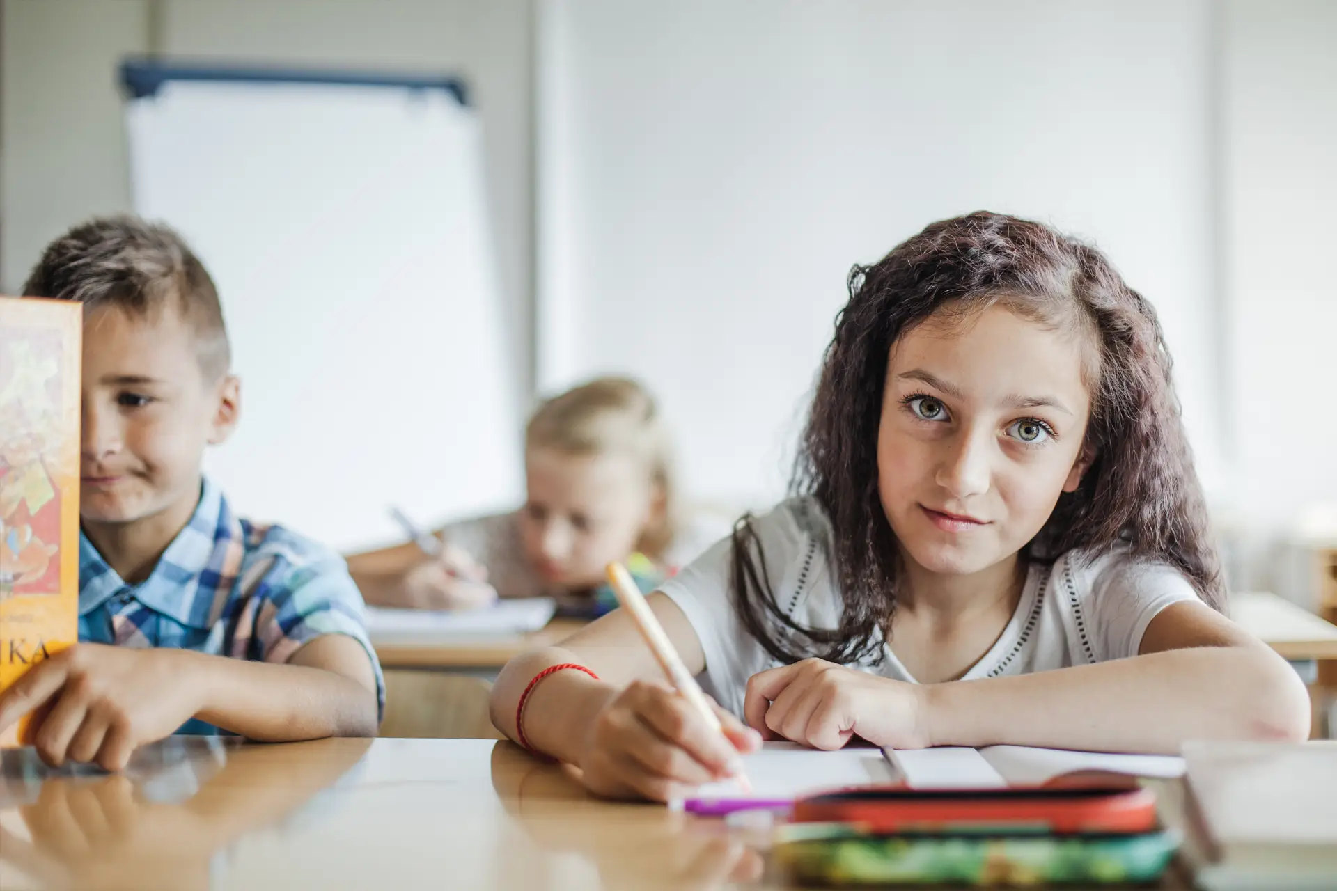 Grupo de niños sonrientes participando en una actividad lúdica en una academia de inglés en Sevilla.